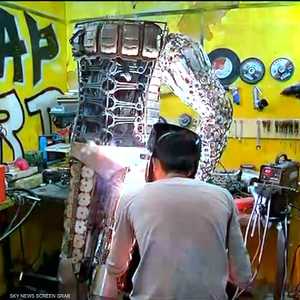 عراقي يحول الخردة إلى قطع فنية فريدة