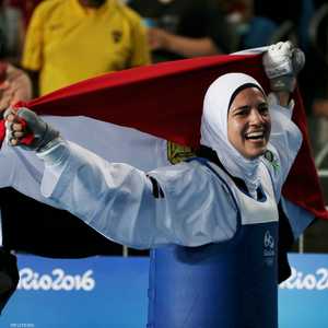 هداية رفعت العلم المصري عقب الفوز بالميدالية.