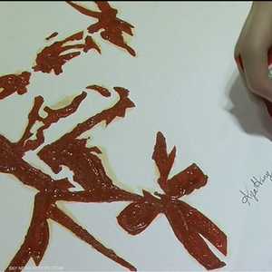 مصرية ترسم لوحات من طعام ثم تأكلها