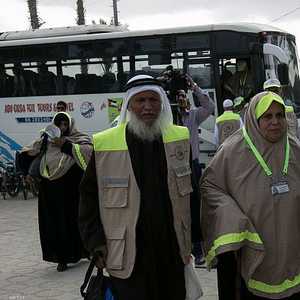 حجاج فلسطينيون يقطعون معبر رفح
