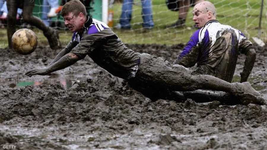 مئات الفرق حول العالم صارت تخوض منافسات كروية في الوحل