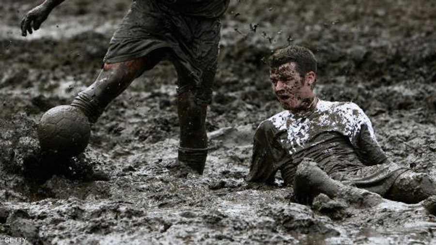 المنافسة الكروية بالوحل بدأت في فنلندا قبل أن تنتشر بدول أخرى