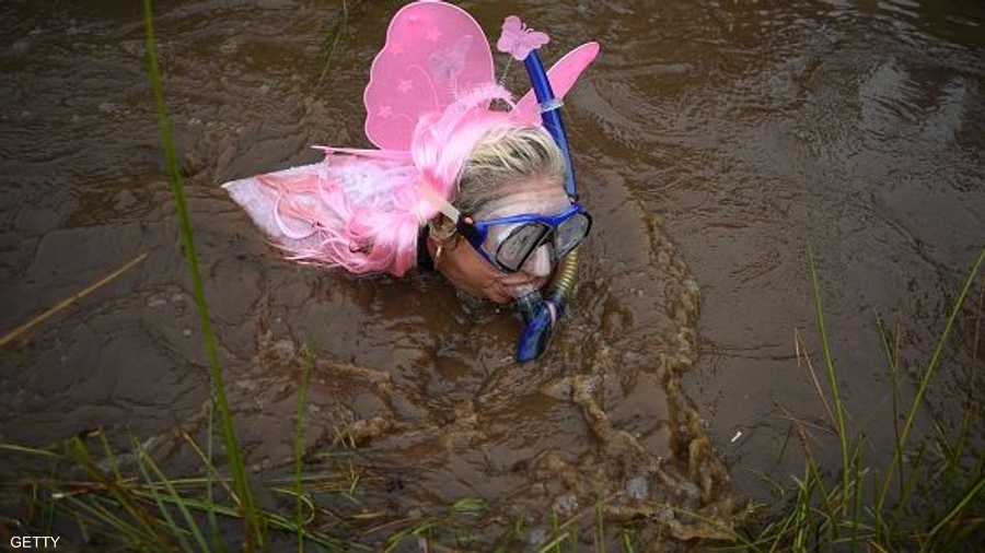 الغوص في الأماكن الموحلة يزداد صعوبة بسبب صعوبة الإبصار