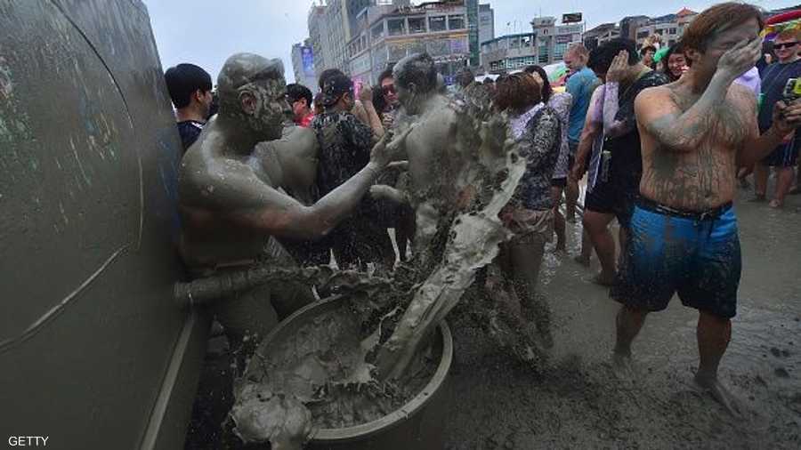 سياح يتقاذفون الوحل في مهرجان للتسلية قرب عاصمة كوريا الجنوبية