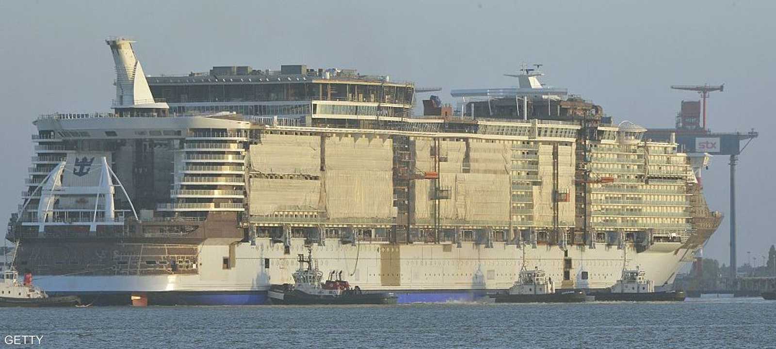 يبلغ طول السفينة الضخمة 362 مترا وعرضها 66 مترا وارتفاعها 72 مترا