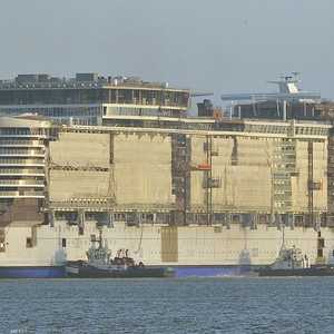 يبلغ طول السفينة الضخمة 362 مترا وعرضها 66 مترا وارتفاعها 72 مترا