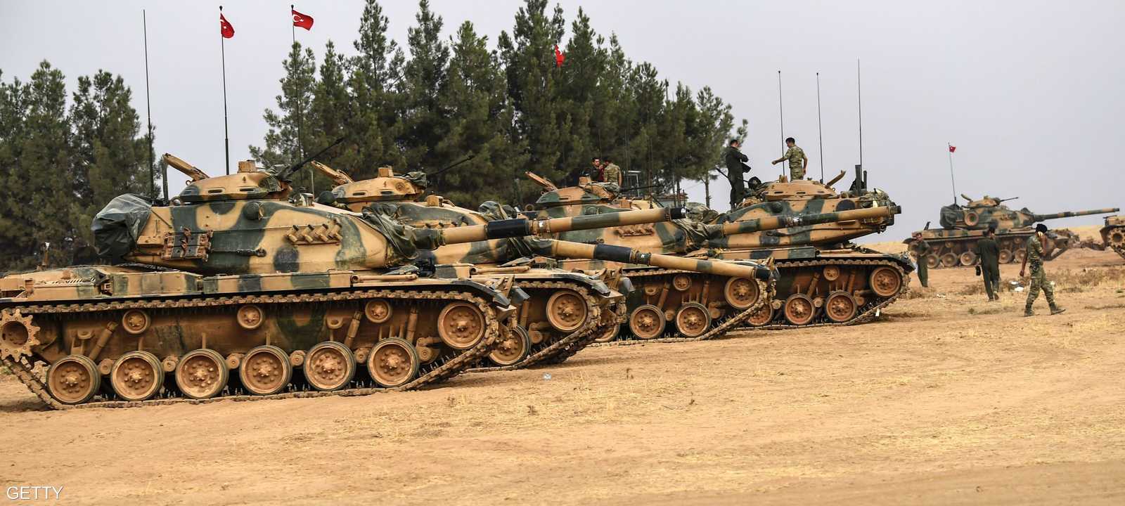 أعلام تركية على دبابات الجيش التركي شمالي سوريا.