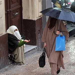 متسولة في أحد شوارع الجزائر العاصمة