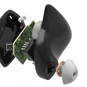 إحدى السماعتين ويظهر ما بداخلها من أجهزة حساسة للترجمة.