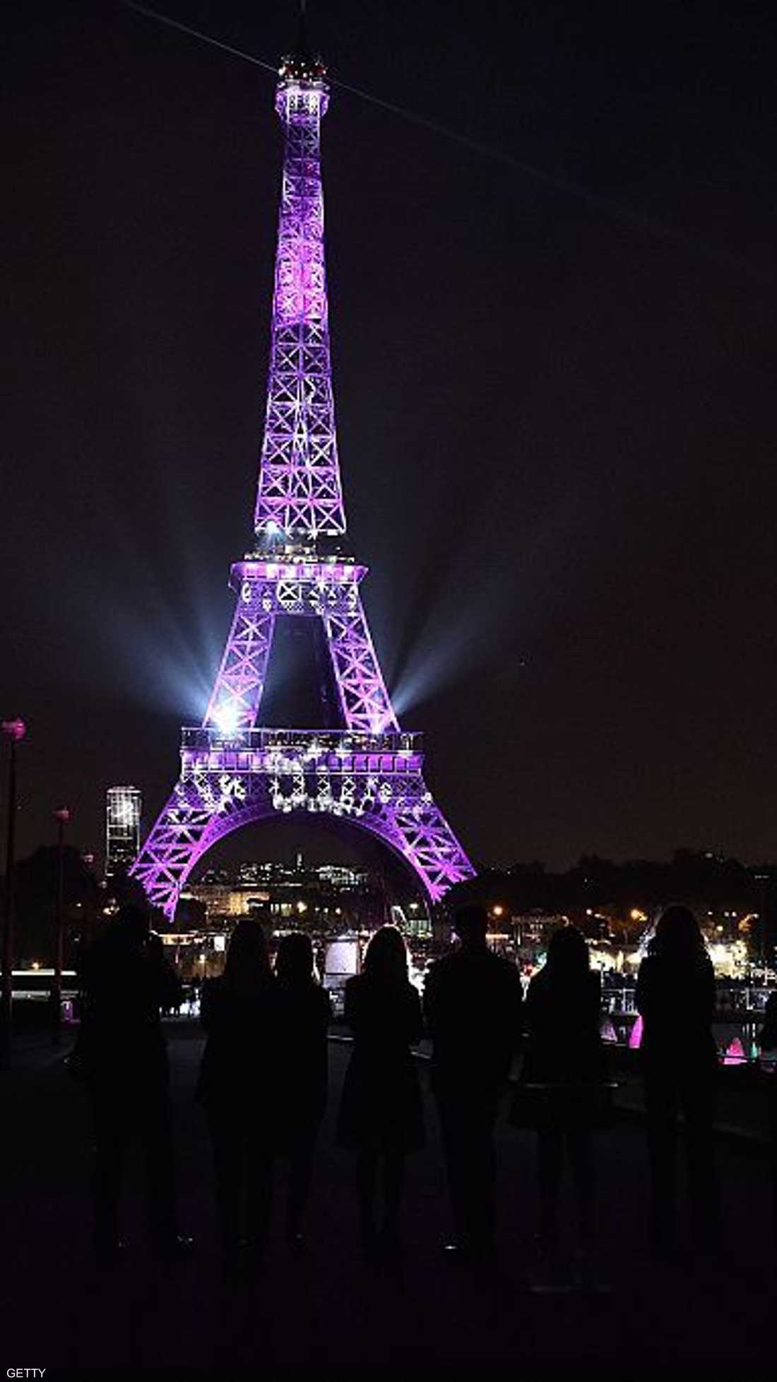 تحول برج إيفل في باريس إلى اللون الوردي، وذلك فى إطار حملة للتوعية بمخاطر سرطان الثدى وطرق الوقاية منه.