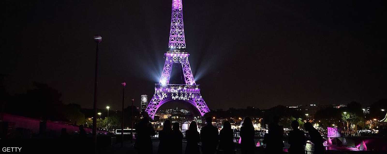 تحول برج إيفل في باريس إلى اللون الوردي، وذلك فى إطار حملة للتوعية بمخاطر سرطان الثدى وطرق الوقاية منه.