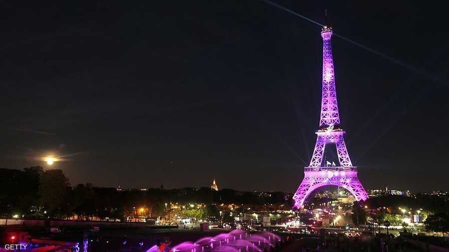 تأتى إضاءة برج إيفل كجزء من حملة "الشريط الوردي" الذي يرمز للتوعية بمرض سرطان الثدي