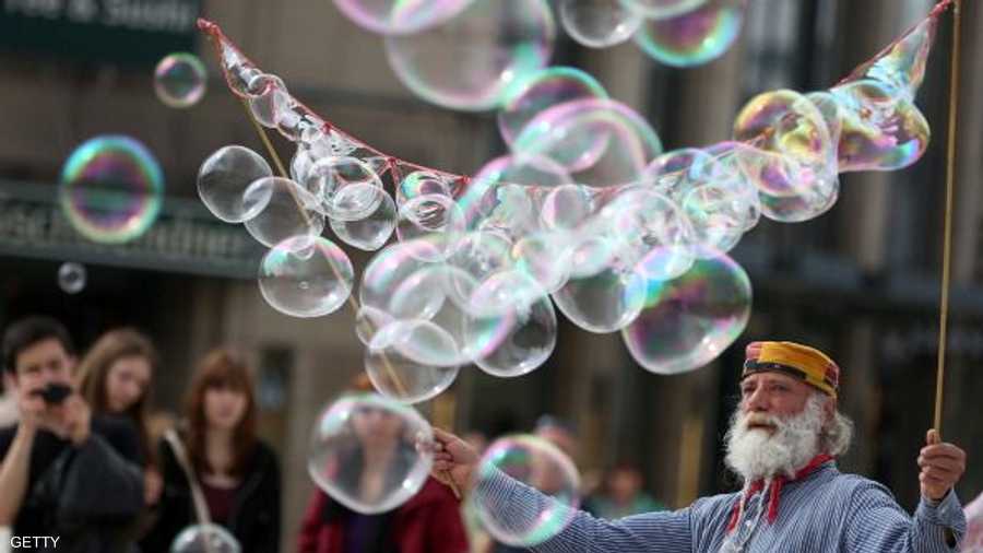 فنان بولندي يعرض فقاعات من الصابون بهامبورغ الألمانية