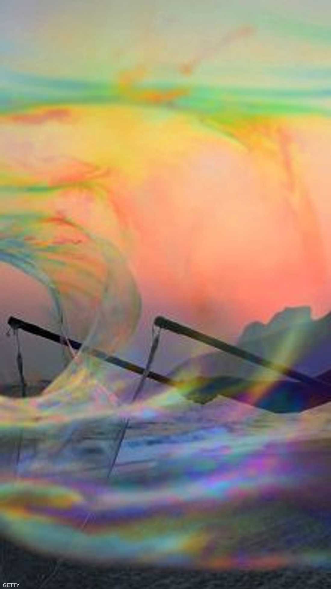 سائح ألماني يلعب بفقاعة صابون في ريو ديجانيرو