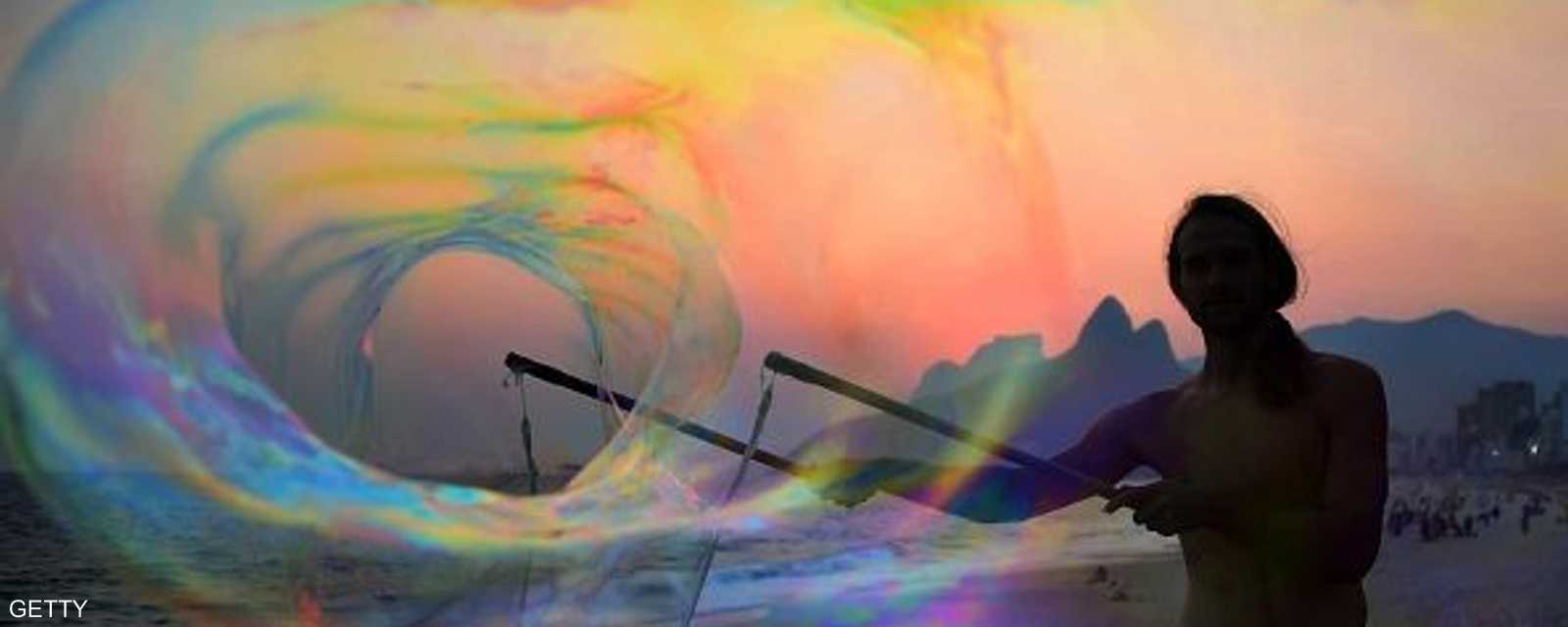 سائح ألماني يلعب بفقاعة صابون في ريو ديجانيرو