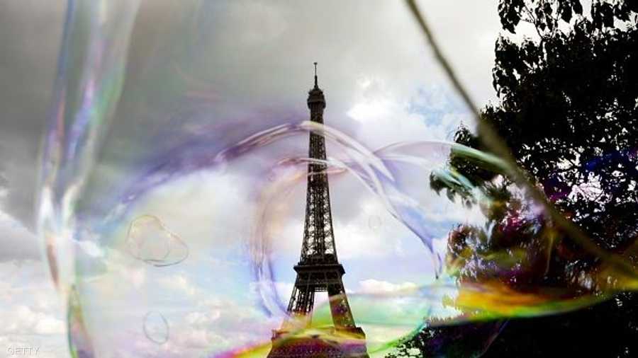 فقاعة صابون قبالة برج إيفل في العاصمة الفرنسية