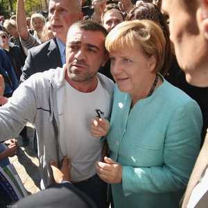 ميركل تلتقط سيلفي مع لاجئ سوري (أرشيف)