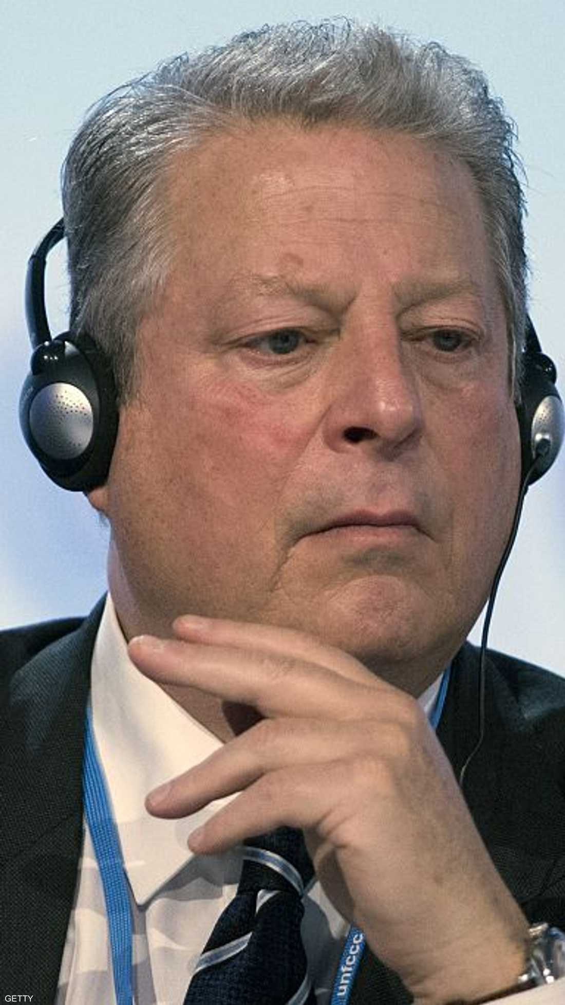 الديمقراطي آل غور هو النائب الـ45 في تاريخ الولايات المتحدة، للرئيس بيل كلينتون. حسم توصيتا لمجلس الشيوخ لتمرير خطة ميزانية شاملة في عام 1993. واستمر آل غور في منصبه كأحد أنشط نائب رئاسي في أميركا