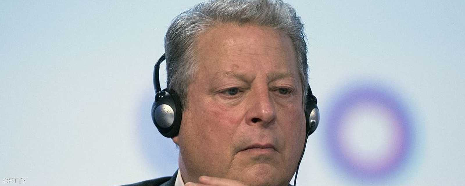 الديمقراطي آل غور هو النائب الـ45 في تاريخ الولايات المتحدة، للرئيس بيل كلينتون. حسم توصيتا لمجلس الشيوخ لتمرير خطة ميزانية شاملة في عام 1993. واستمر آل غور في منصبه كأحد أنشط نائب رئاسي في أميركا