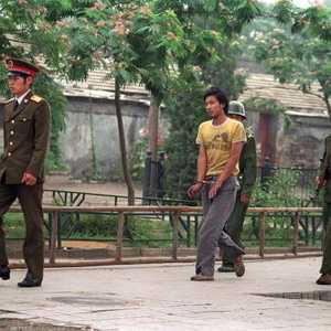 جنود صينيون يعتقلون شابا مشاركا في أحداث 1989