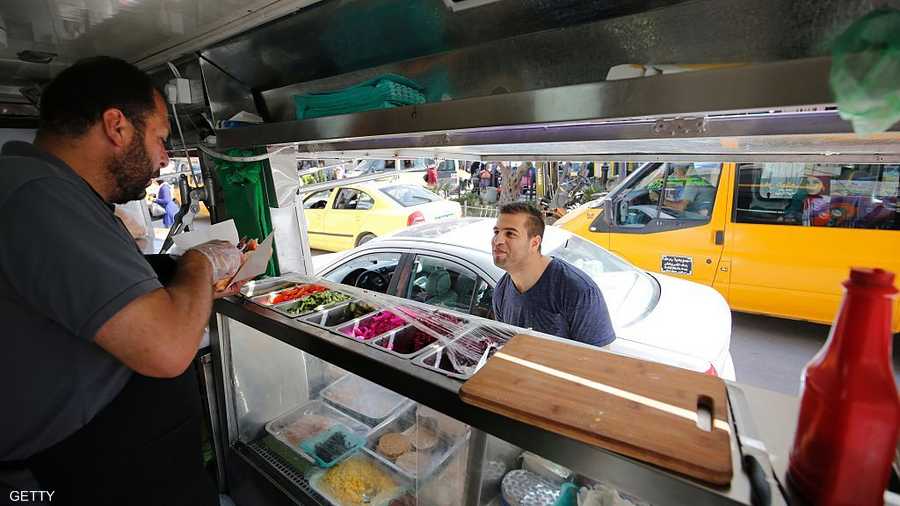 قطار الطعام.. فلسطيني بالضفة حول سيارته إلى مطعم