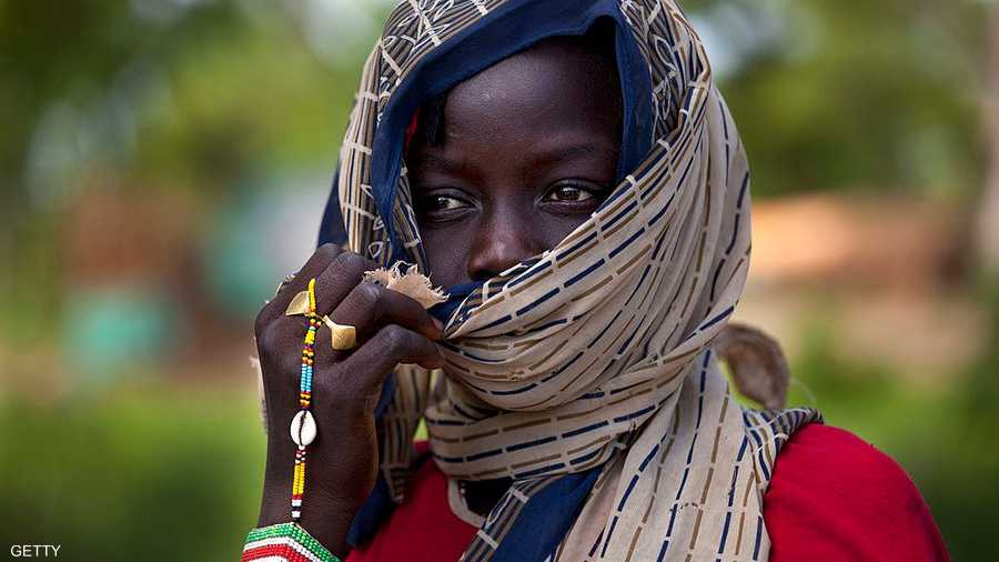 فتاة تغطي وجهها من وهج الشمس