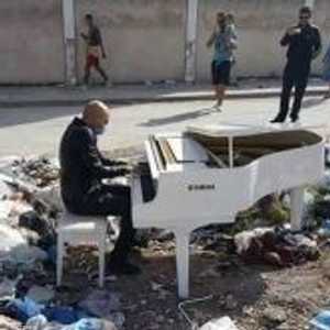 عزف بين القمامة