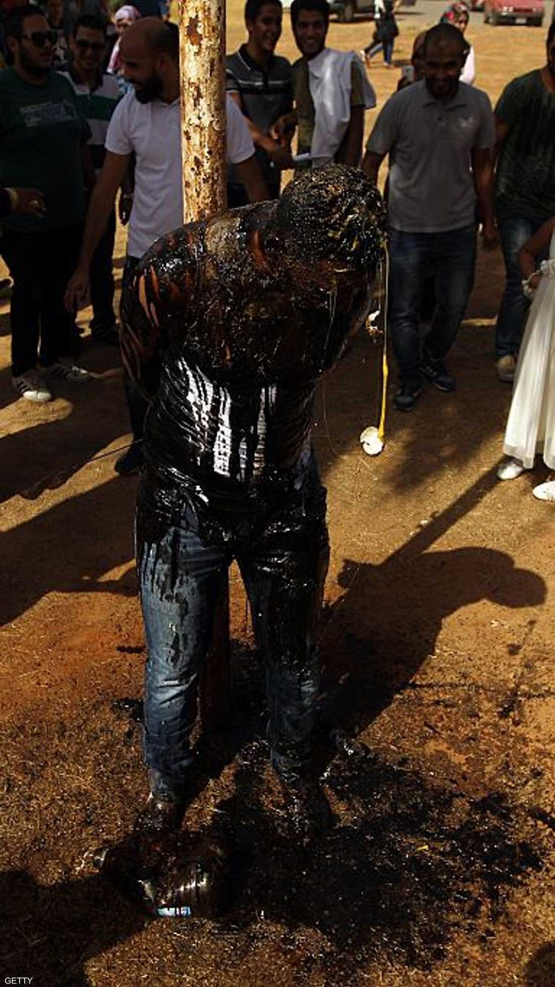 الابتهاج بتخرج طالب ليبي من خلاله رميه بالبيض والزيت