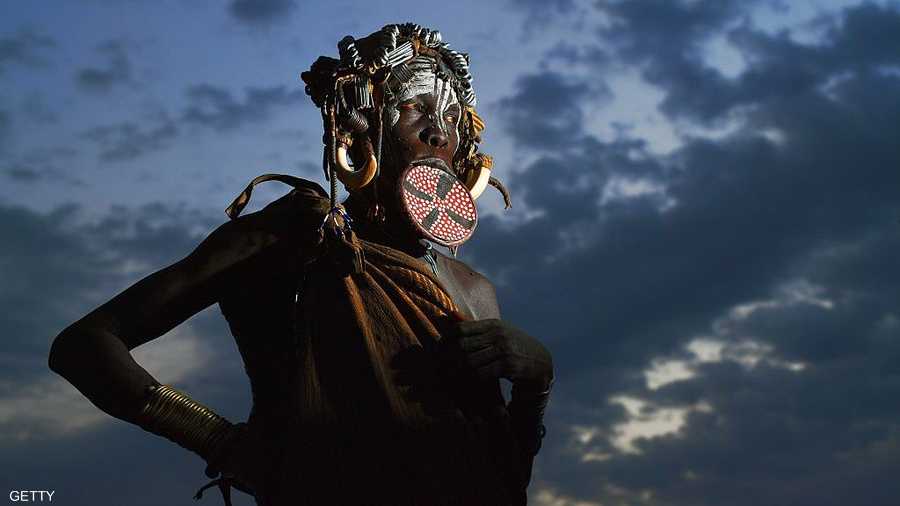 الشفاه الكبيرة الدائرية عادة لدى العديد من قبائل إفريقيا