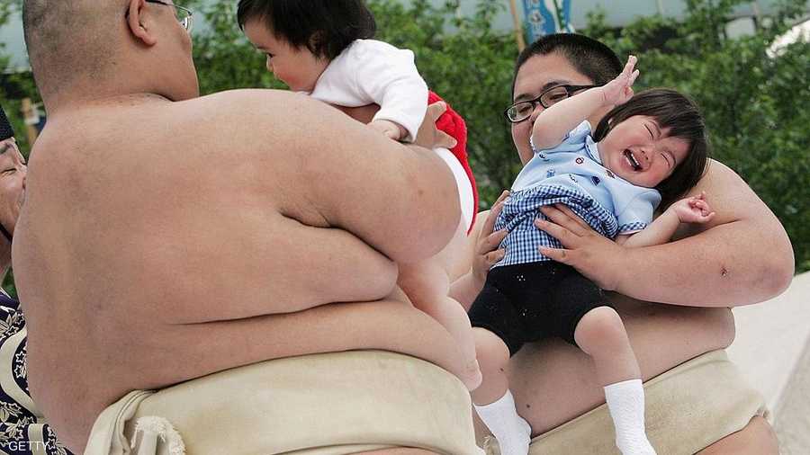 مسابقة السومو لبكاء الأطفال في اليابان والرابح من يبكي أولا حسب اعتقاد السائد بأن البكاء مفيد لصحة الأطفال مسابقة السومو لبكاء الأطفال في اليابان والرابح من يبكي أولا حسب اعتقاد السائد بأن البكاء مفي