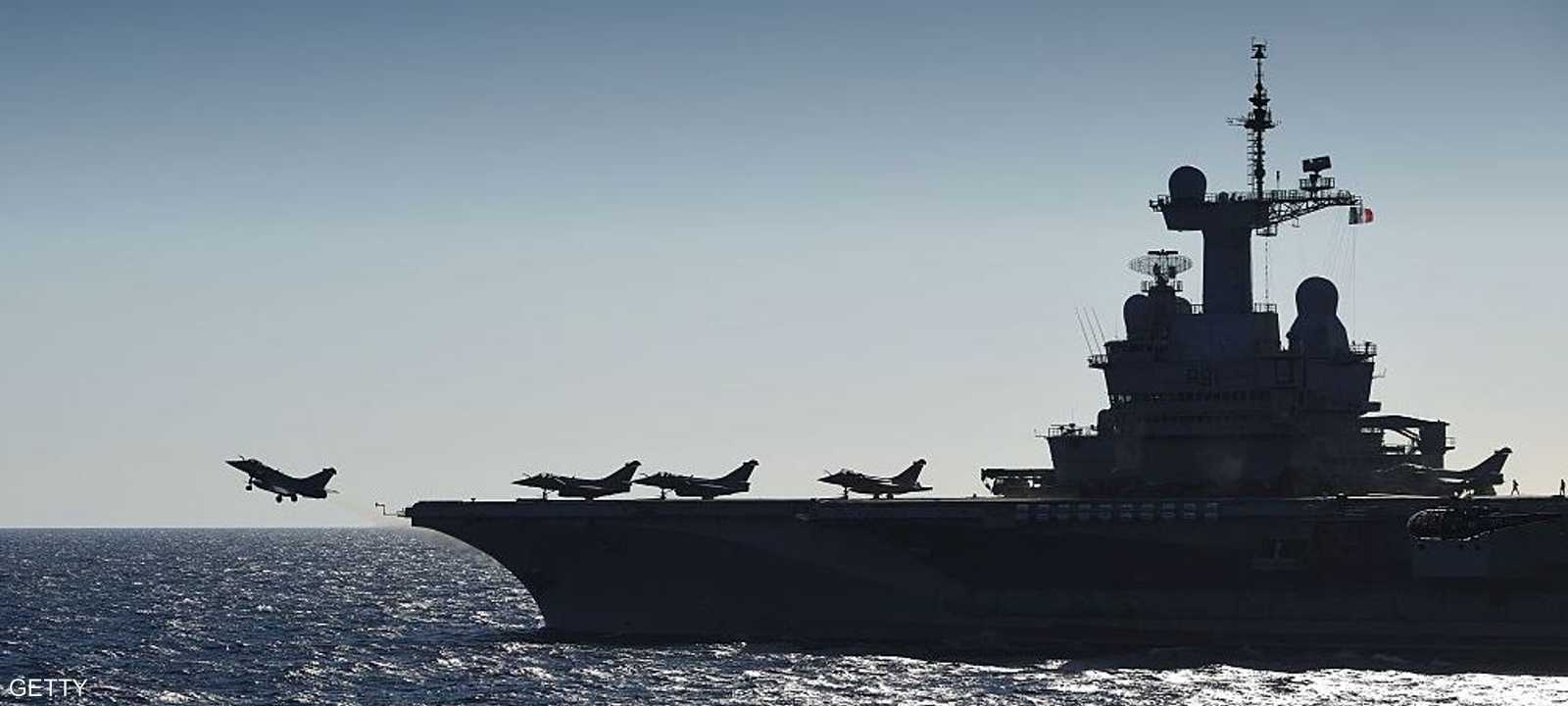 مقاتلات رافال الفرنسية تقلع من على متن حاملة الطائرات شارل ديغول