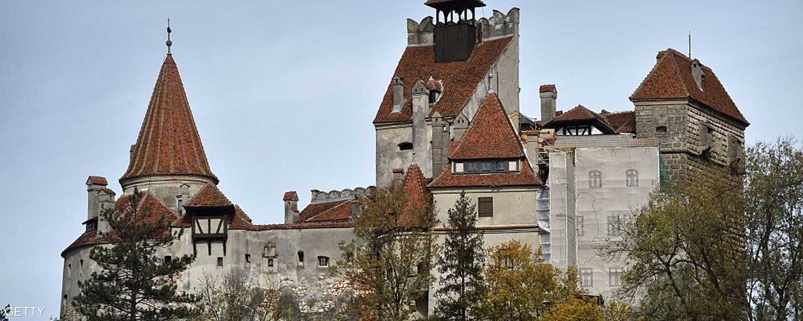 اكتسبت القلعة اسم دراكولا بعد رواية الكاتب برام ستوكر عن شخصية دراكولا مصاص الدماء