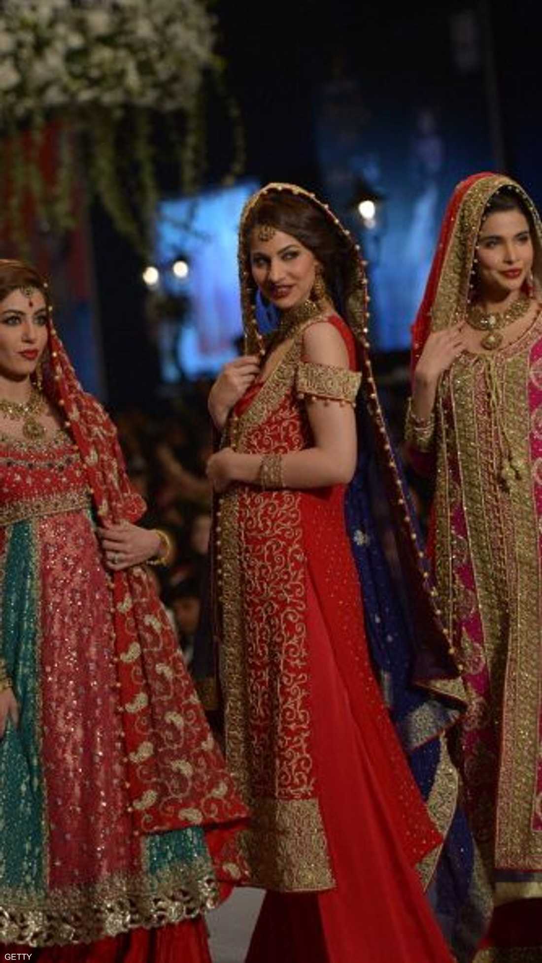 الأزياء الباكستانية تمزج بين ألوان متنوعة