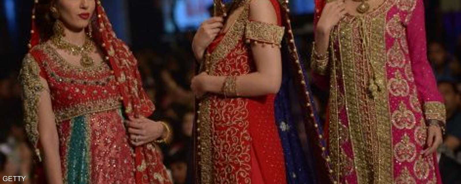 الأزياء الباكستانية تمزج بين ألوان متنوعة