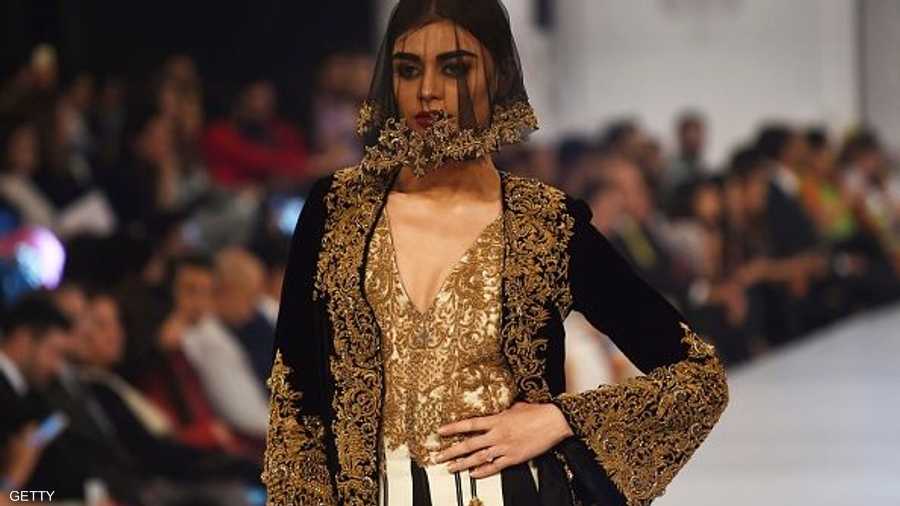 عارضة تقدم زيا في أسبوع الموضة بلاهور