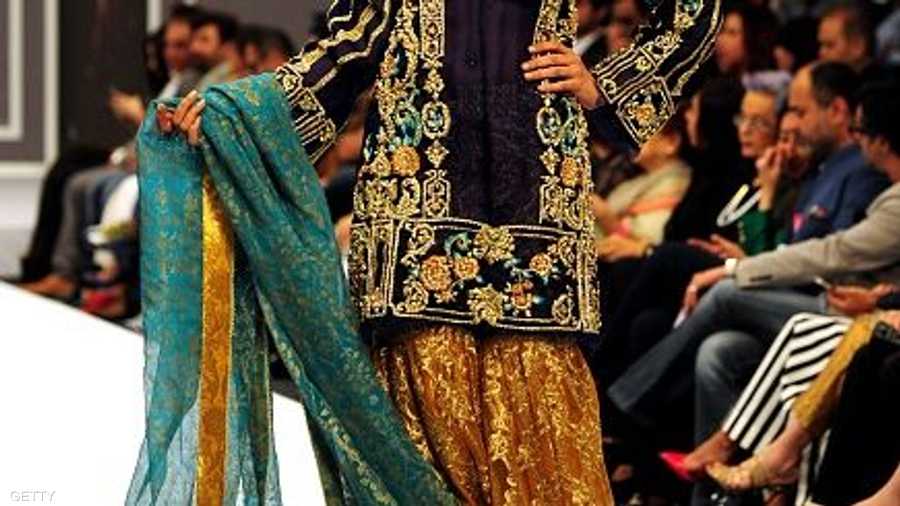 عارضة في أسبوع للموضا بكراتشي