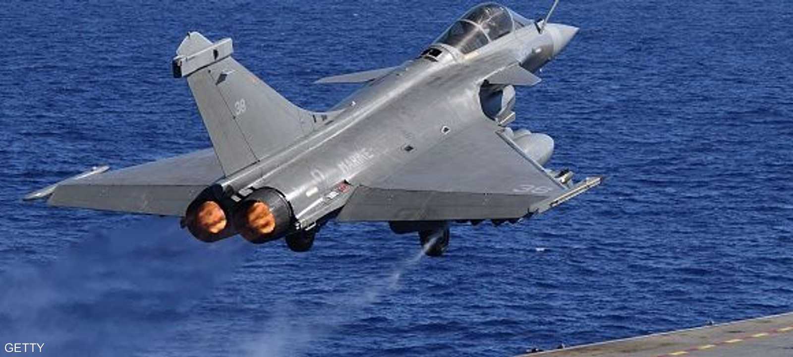 مقاتلة فرنسية تنطلق من حاملة الطائرات "شارل دي غول"