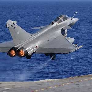 مقاتلة فرنسية تنطلق من حاملة الطائرات "شارل دي غول"