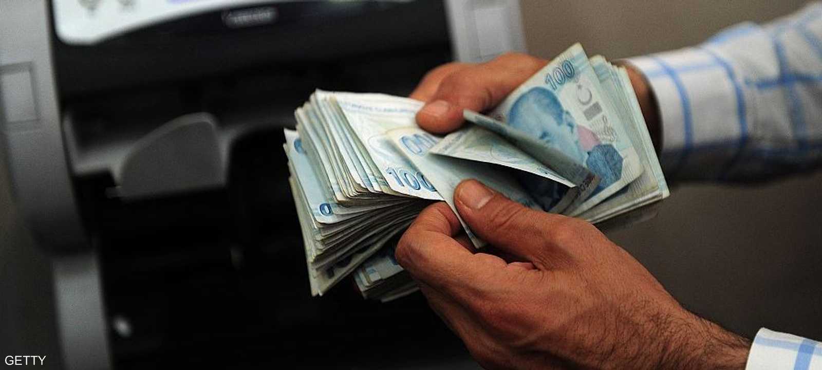 الليرة فقدت ربع قيمتها تقريبا أمام الدولار منذ محاولة انقلاب فاشلة في يوليو الماضي