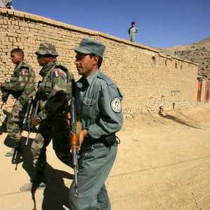 جندي أفغاني رفقة جنود فرنسيين في كابول - أرشيف.