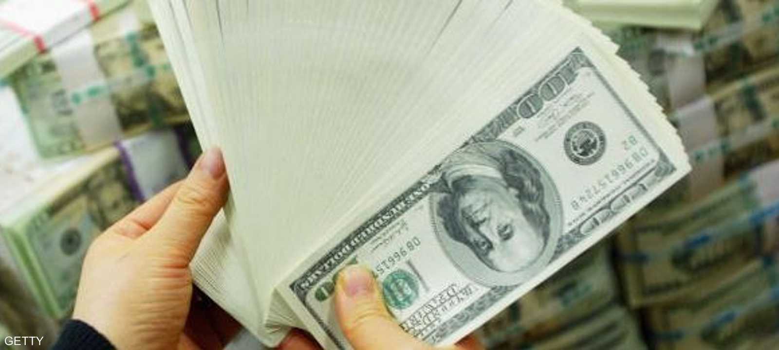 أوراق من العملة الأميركية فئة المئة دولار.