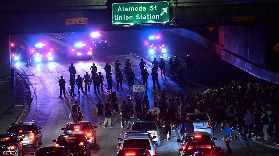 ومتظاهرون يخرجون إلى أحد الطرق الرئيسية في لوس أنجلوس والشرطة تتصدى لهم