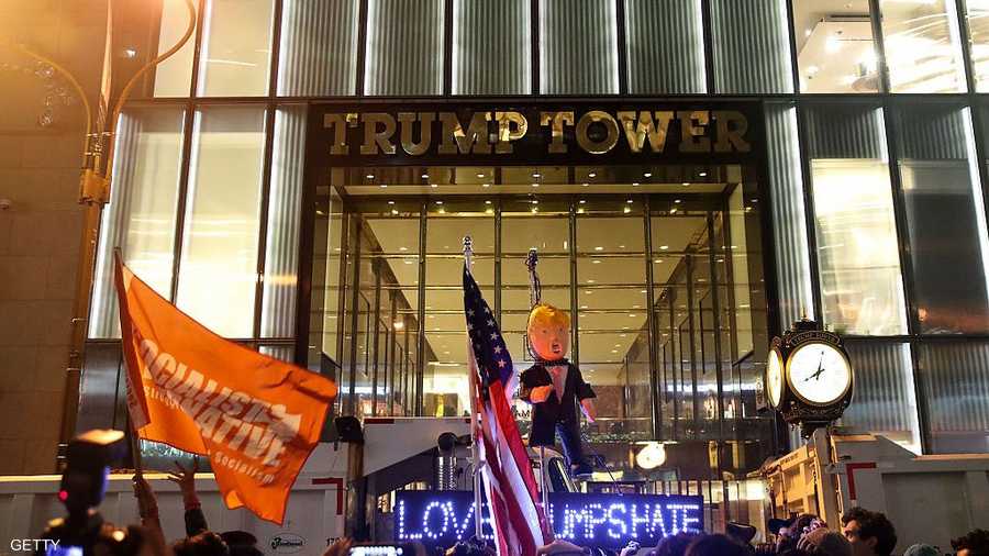 احتشد المئات أمام برج ترامب الدولي في نيويورك للتعبير عن قلقهم من مستقبل بلادهم