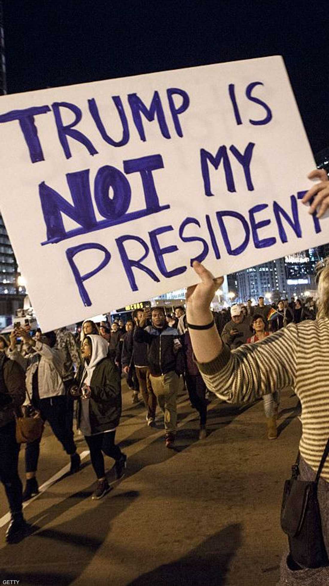 أميركيون يرفعون لافتات في إلينوي، يقولون فيها "ليس رئيسي"