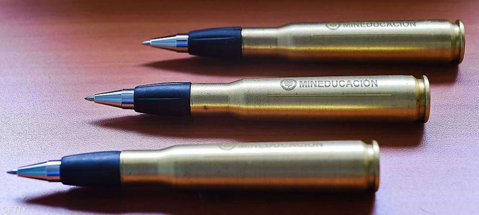 أقلام صنعت من الذخيرة الفارغة للتشجيع على السلام في بوغوتا