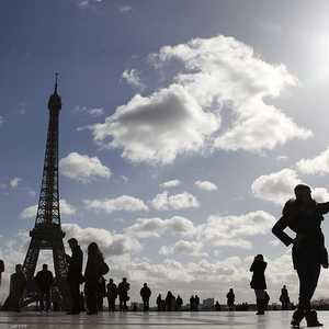 سياح قرب برج إيفل في باريس