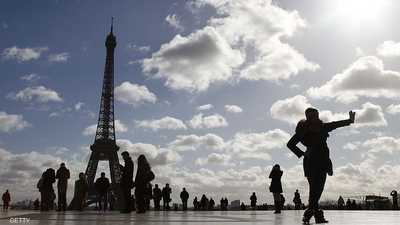 سياح قرب برج إيفل في باريس
