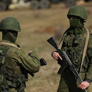 جنديان روسيان في شبه جزيرة القرم