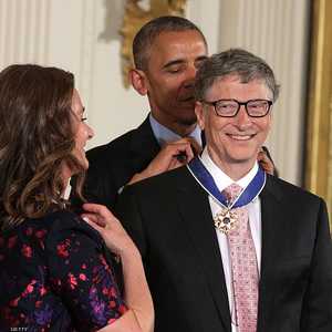 الرئيس الأميركي باراك أوباما يكرم بيل غيتس.