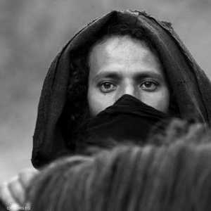 الفيلم يروي قصة حزينة لقافلة تمر بالصحراء